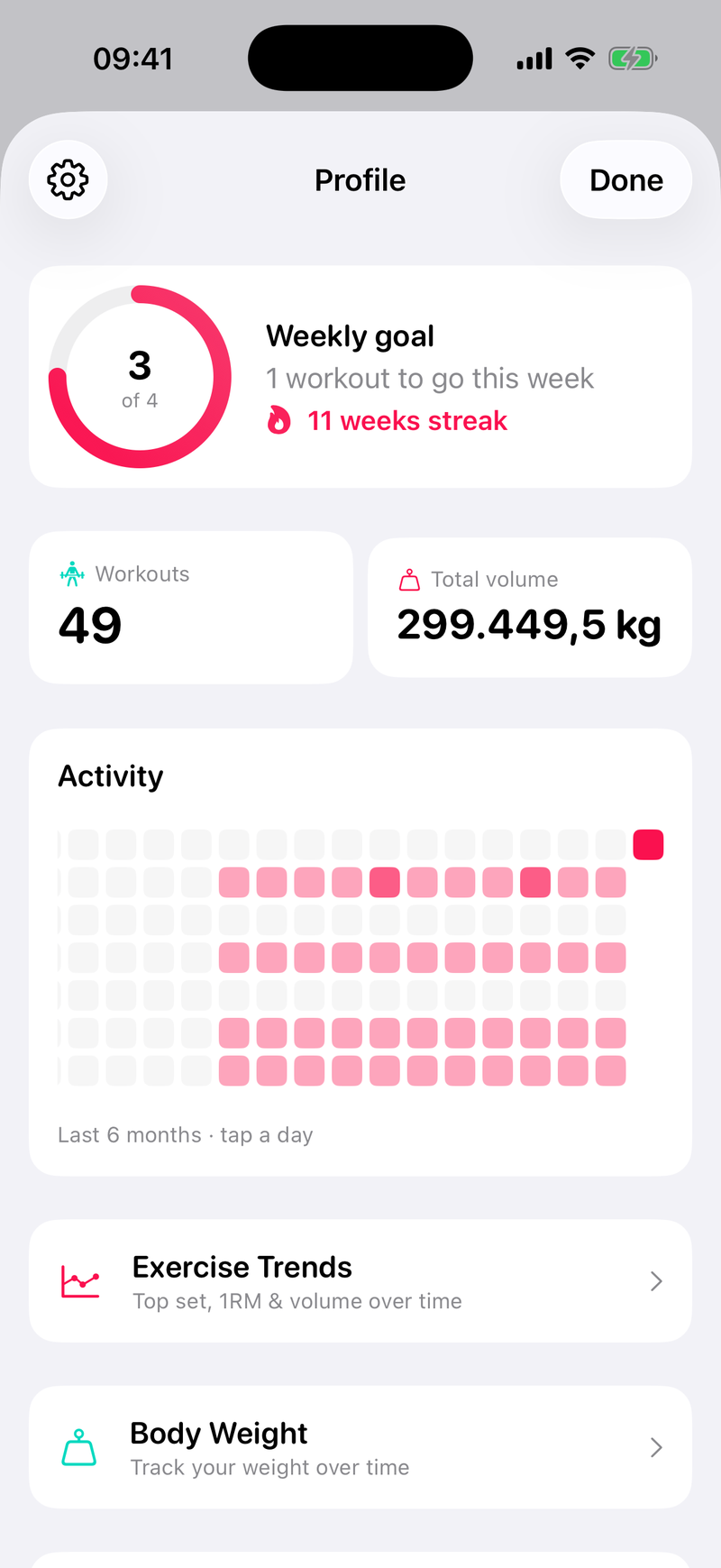 Spotter profile with weekly goal ring, streak, total volume and a six-month activity heatmap
